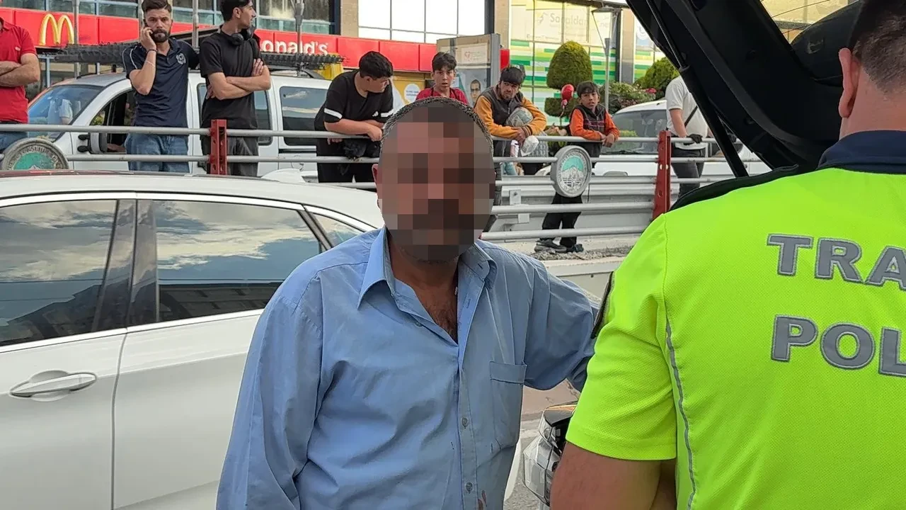 Kayseri'de alkollü sürücü dehşeti: Kopan parçalar tramvaya geldi, yaralılar var