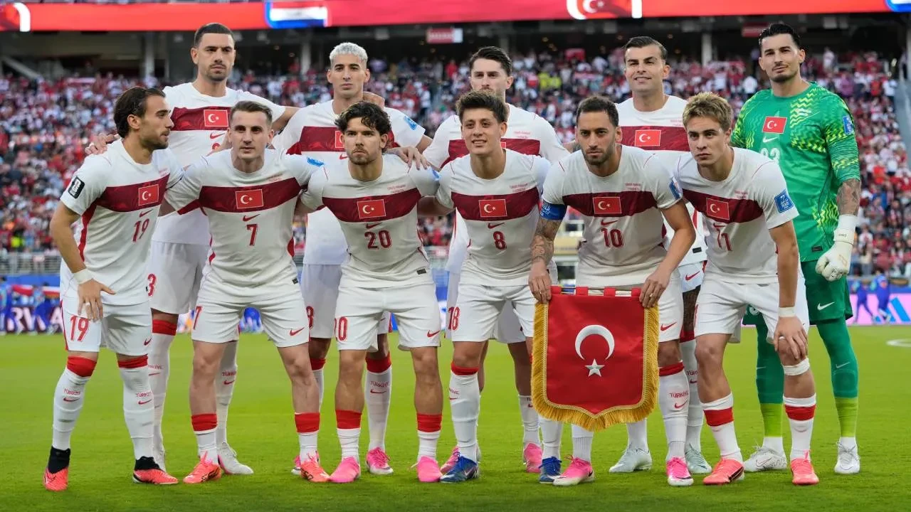 Montella'dan forvet sorusuna çarpıcı cevap! "Forvet konusunu açmanıza şaşırarak bakıyorum"