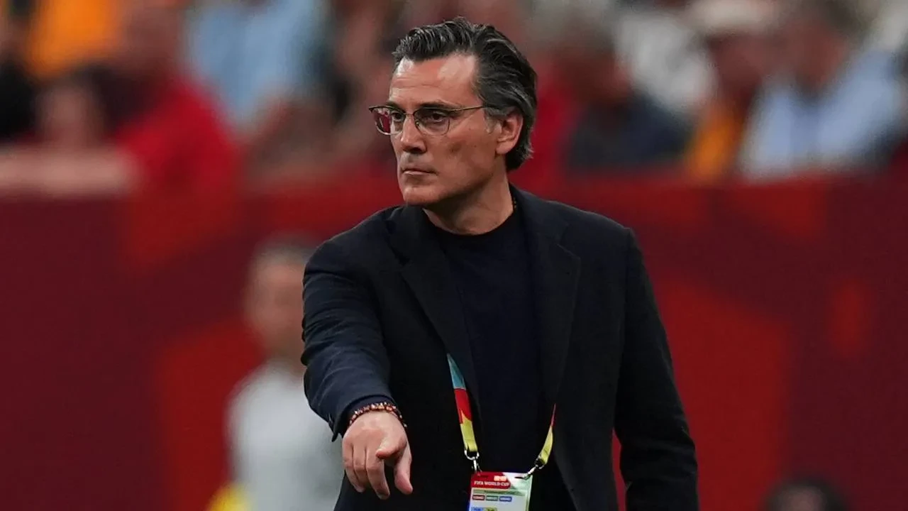 Montella'dan forvet sorusuna çarpıcı cevap! "Forvet konusunu açmanıza şaşırarak bakıyorum"