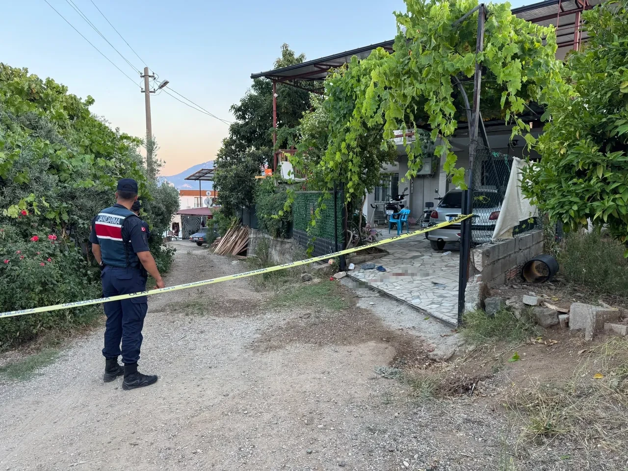 Muğla'da komşu dehşeti! Kapı sesi yüzünden çocukların önünde kurşun yağdırdı! Baba, anne ve çocuk hedef oldu
