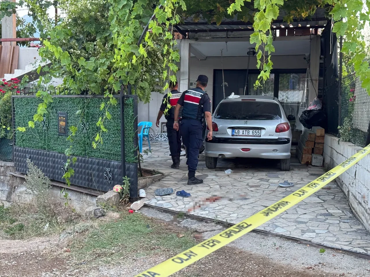 Muğla'da komşu dehşeti! Kapı sesi yüzünden çocukların önünde kurşun yağdırdı! Baba, anne ve çocuk hedef oldu