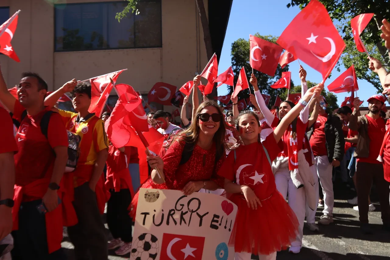 San Francisco'da Türk yürüyüşü! Türkiye-Paraguay maçına sayılı dakikalar kaldı