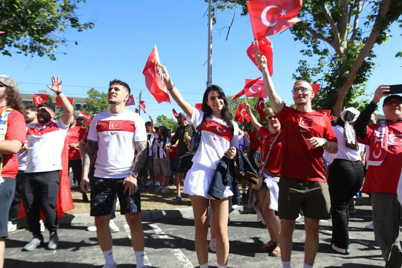 San Francisco'da Türk yürüyüşü! Türkiye-Paraguay maçına sayılı dakikalar kaldı