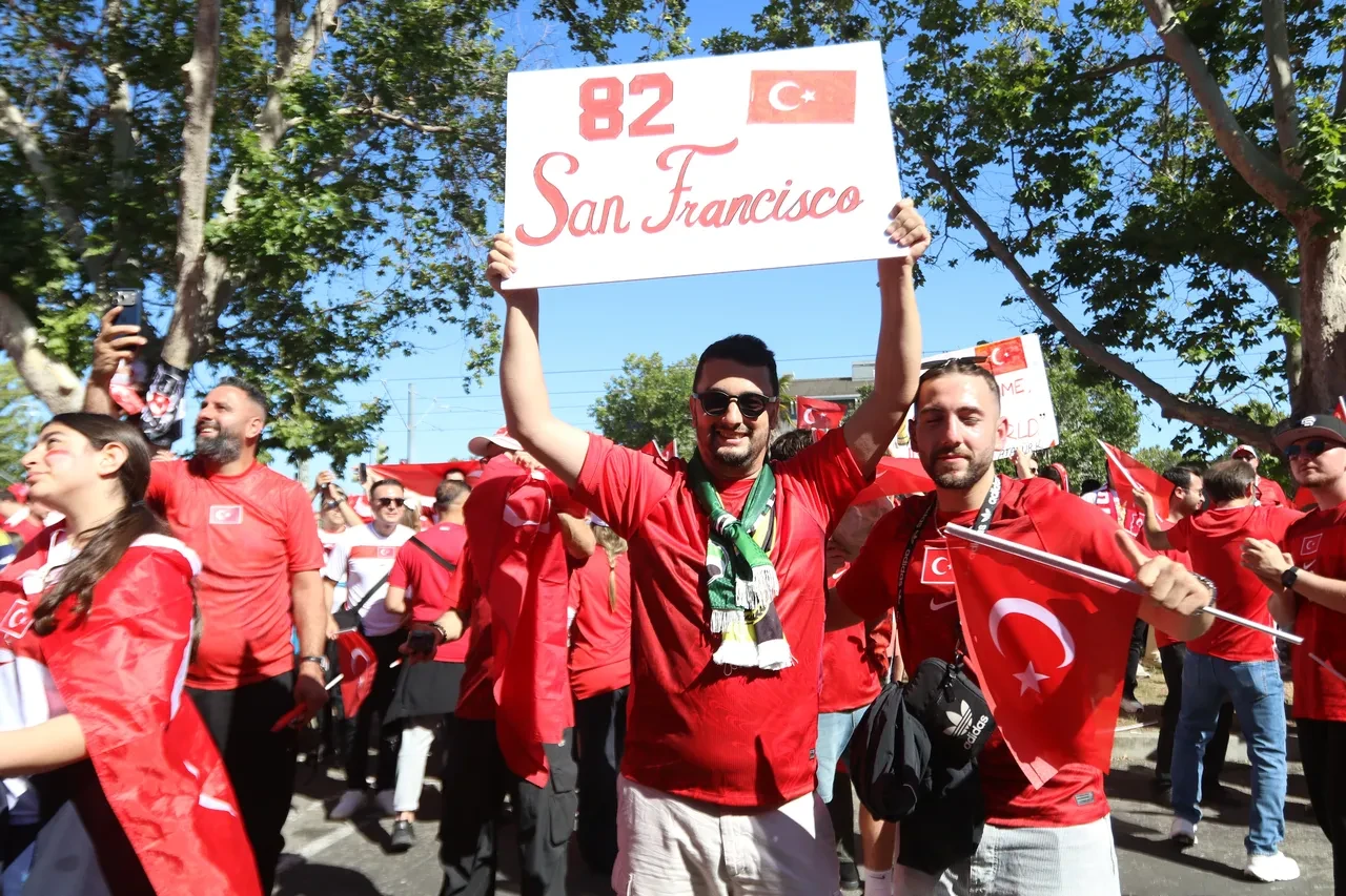 San Francisco'da Türk yürüyüşü! Türkiye-Paraguay maçına sayılı dakikalar kaldı