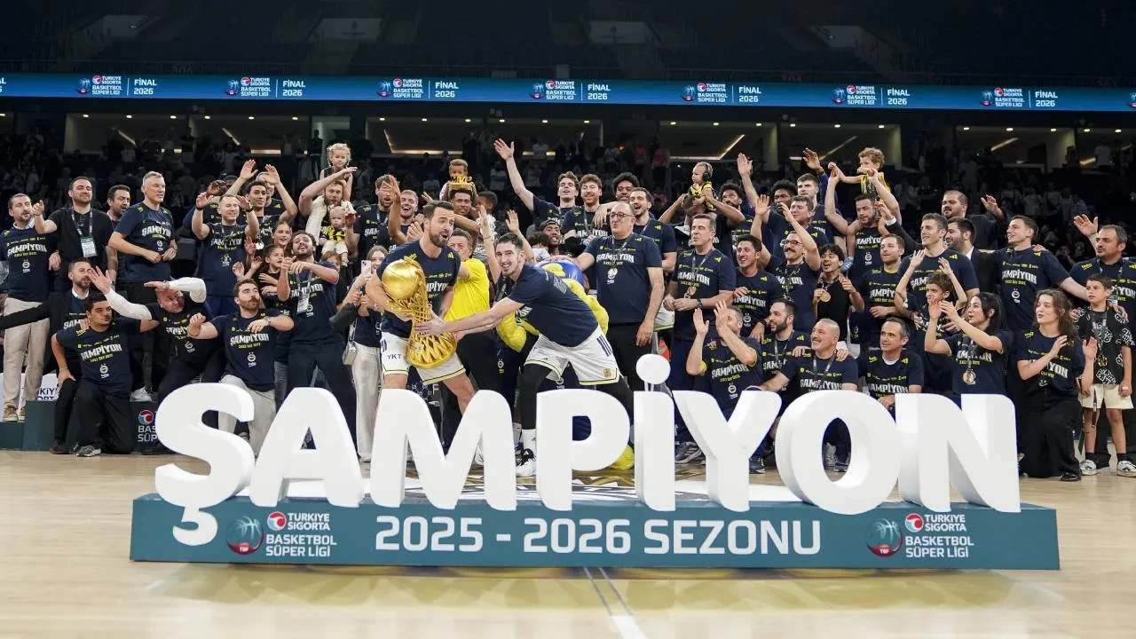 Fenerbahçe'nin yıldızı takımdan ayrıldı! Kariyerini noktaladığını duyurdu