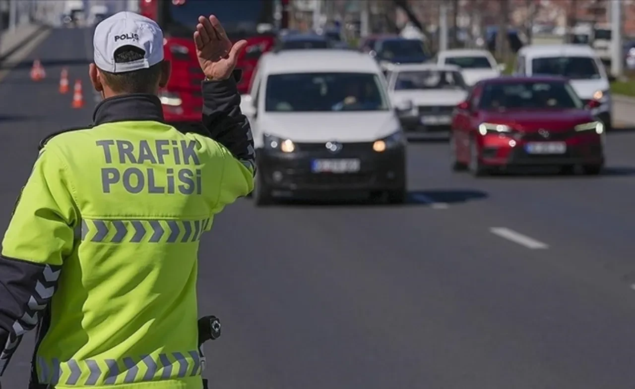İstanbul'da 2 ilçede bazı yollar trafiğe kapatılacak: Metro seferlerine de kısıtlama