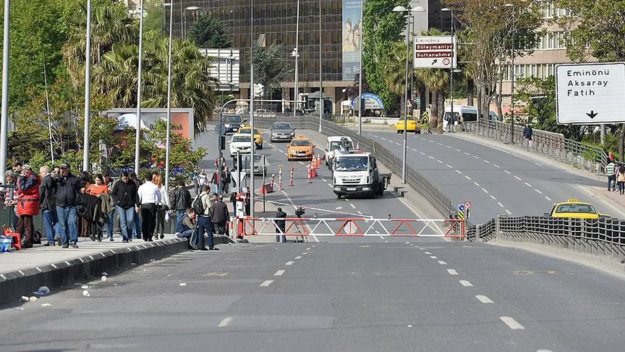 İstanbul'da 2 ilçede bazı yollar trafiğe kapatılacak: Metro seferlerine de kısıtlama