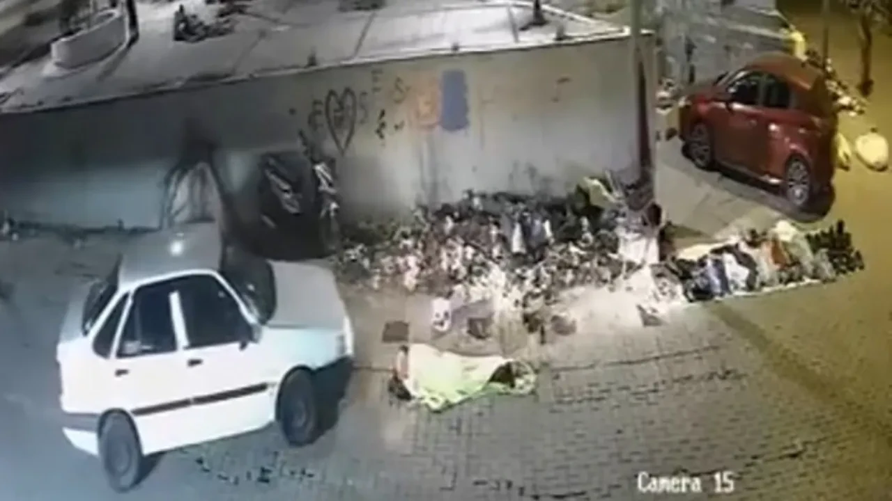 Kaldırımda uyuyan adamın üstünden otomobille geçti