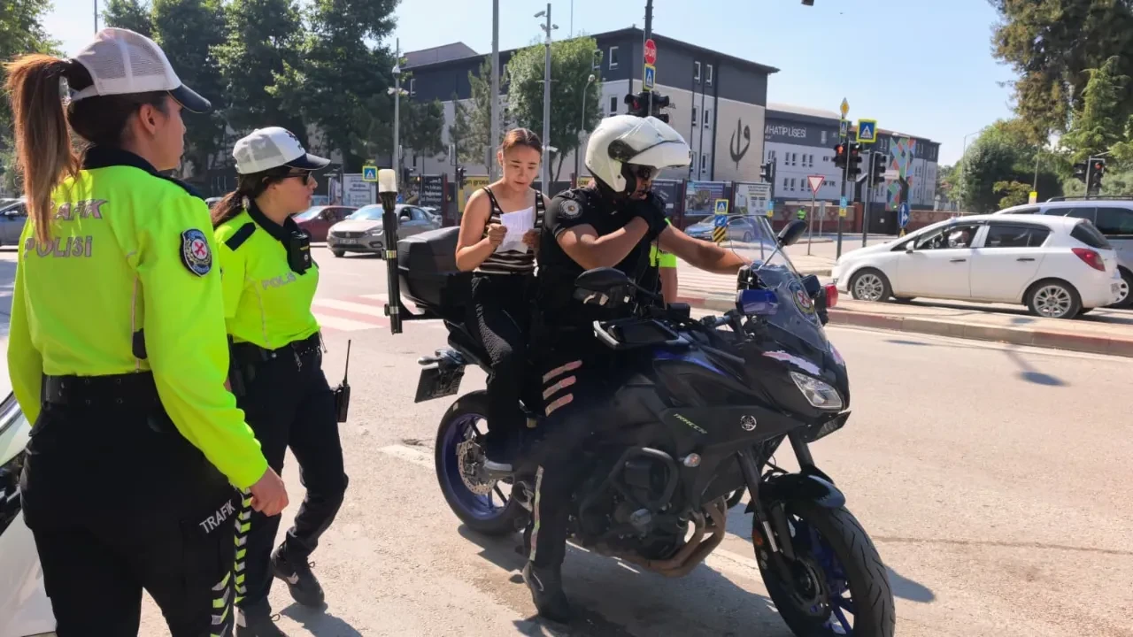 Kimliğini evde unuttu: Polisler genç kızı sınava 1 dakika kala yetiştirdi