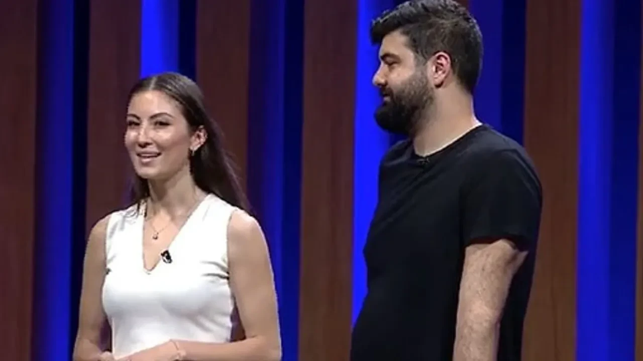 MasterChef 2026 konuğu Araz Aknam'ın eşi Ecem Alıcı kimdir, kaç yaşında? Meğer herkesin tanıdığı voleybolcuyla evliymiş! 