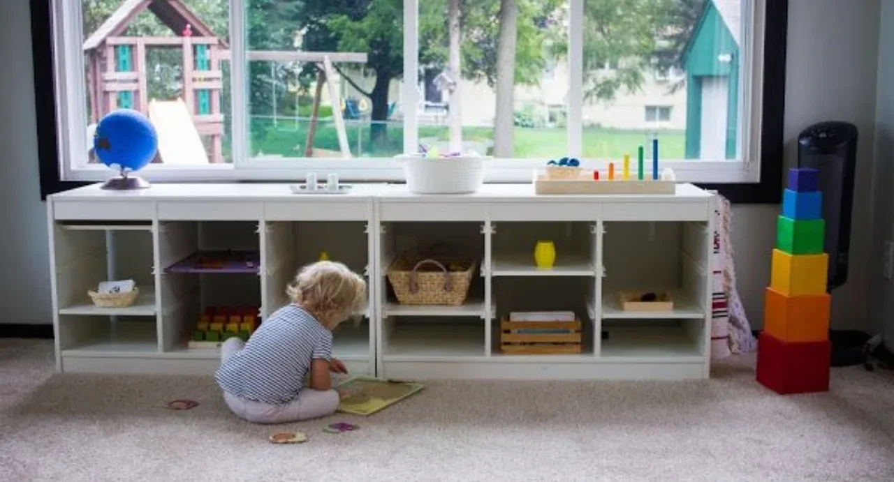Montessori tarzı ev düzeni: Çocuğunuzun kendi odasını toplamasını sağlayacak 4 küçük değişiklik!