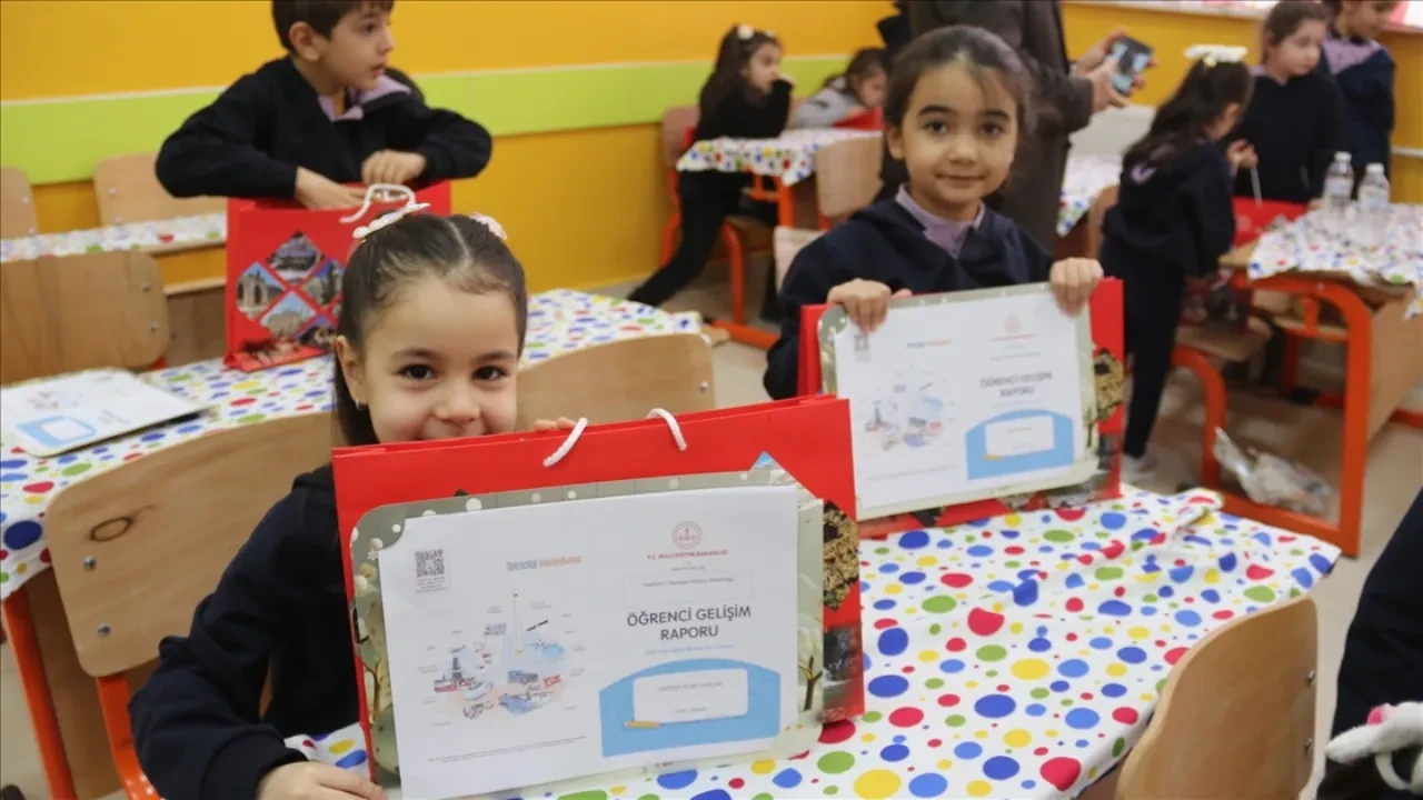 Öğretmenlerin karnede gelişim raporu tepkisi: Sendika 