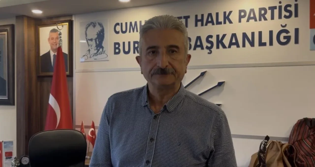Ayrışma derinleşiyor! CHP Bursa İl Başkanlığını yeni başkana barikatla kapattılar