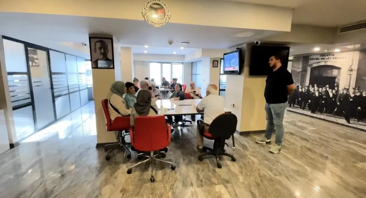 Ayrışma derinleşiyor! CHP Bursa İl Başkanlığını yeni başkana barikatla kapattılar