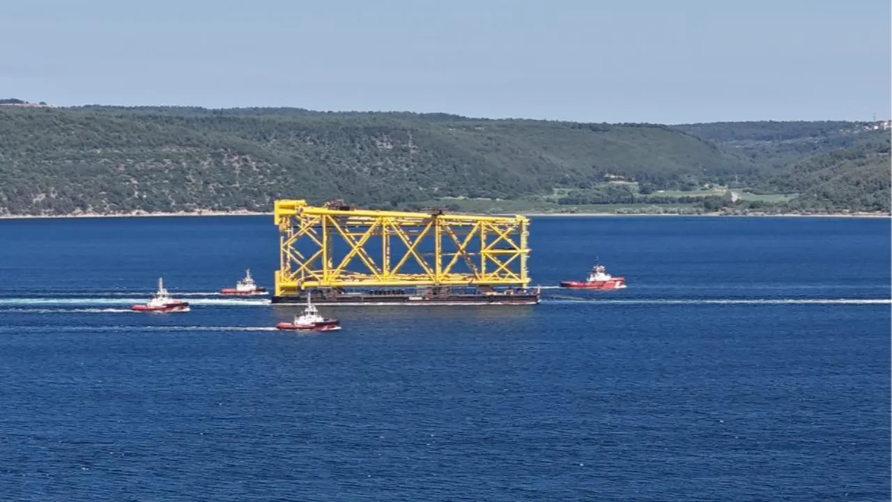 Dev sondaj platformu Çanakkale Boğazı'ndan böyle geçti