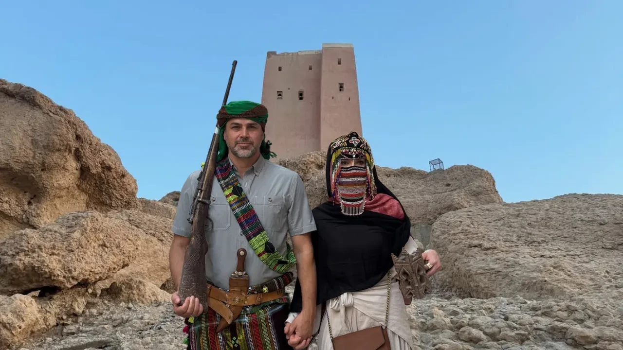 Gamze Özçelik tarzı dikkat çekti! Kocası Reshad Strik ile Yemen’e gitti