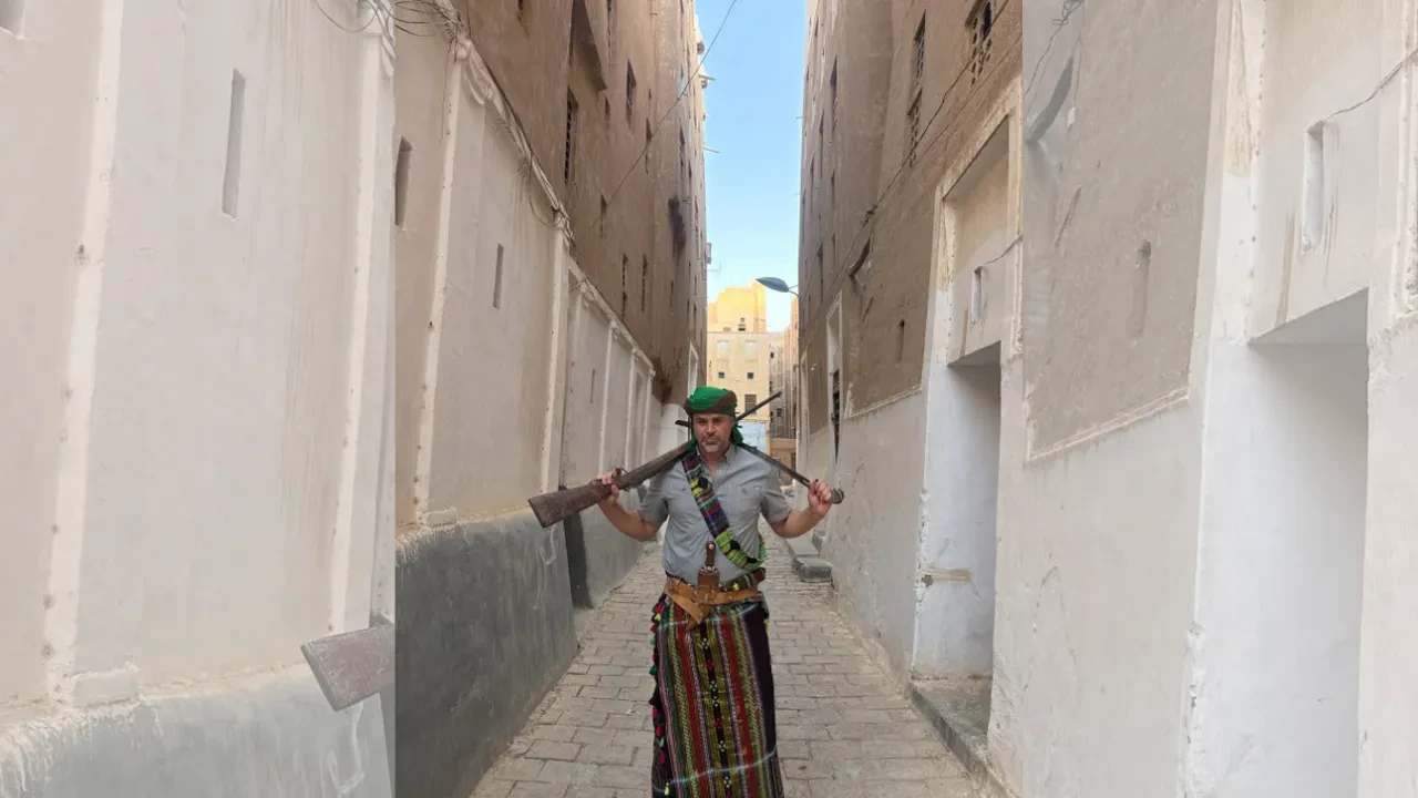 Gamze Özçelik tarzı dikkat çekti! Kocası Reshad Strik ile Yemen’e gitti