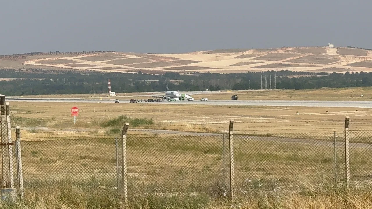Gaziantep'te SunExpress uçağında korku dolu anlar: İniş takımları arızalandı