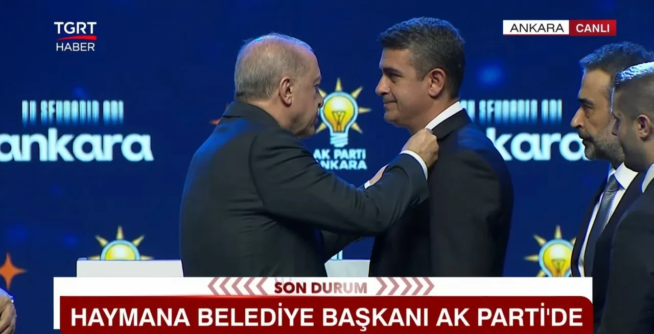 Haymana Belediye Başkanı Levent Koç, AK Parti'ye geçti! Rozetini Cumhurbaşkanı Erdoğan taktı