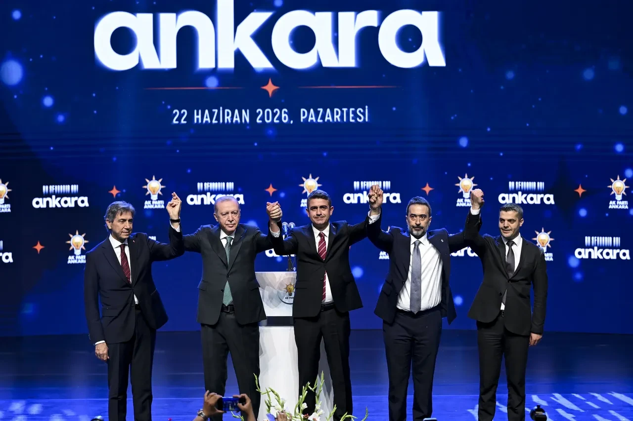 Haymana Belediye Başkanı Levent Koç, AK Parti'ye geçti! Rozetini Cumhurbaşkanı Erdoğan taktı