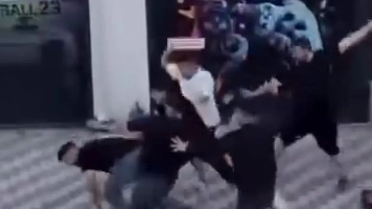 Kemer ve okey ıstakalarla birbirlerine saldırdılar