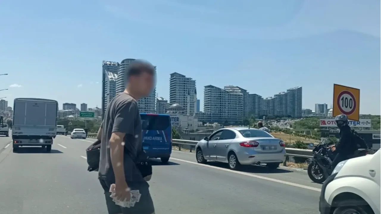 TEM'de para taşıyan motokurye düştü! Yola saçılanları vatandaşlar topladı