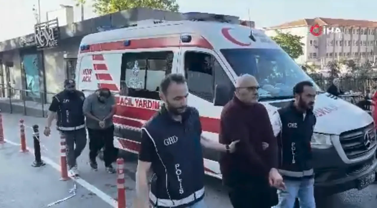 8 ilde göçmen kaçakçılığı operasyonu! Sahte belgelerle ikamet izni veren şebeke çökertildi: 64 gözaltı