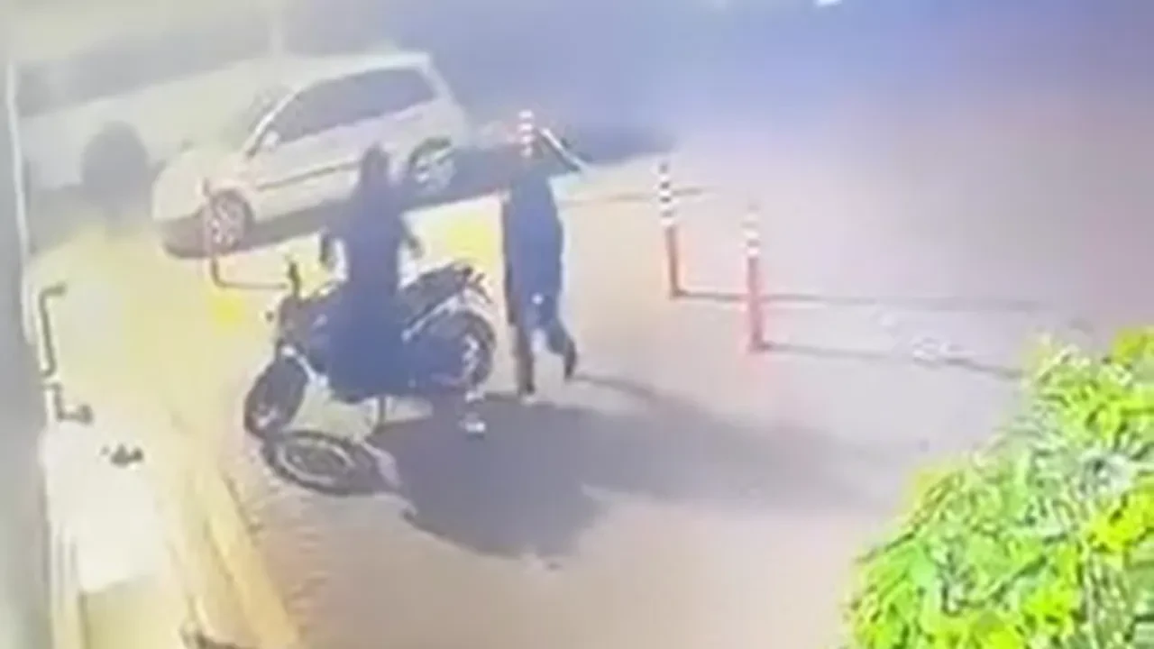 Adana’da hırsızlık kısa sürdü: Motosikleti çaldılar, polisi görünce bırakıp kaçtılar