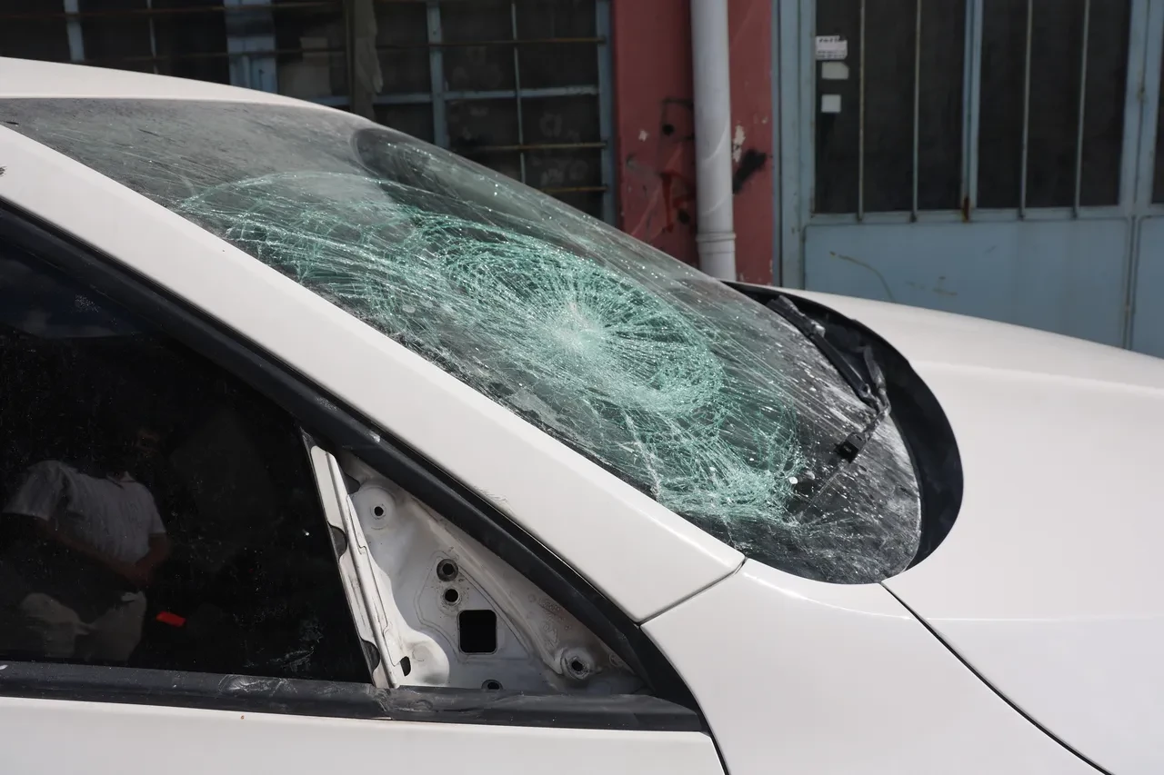 Araç kamerasında ortaya çıktı! Park ettiği milyonluk otomobili komşusu parçaladı