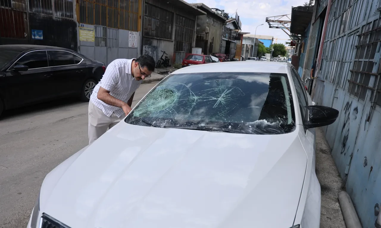 Araç kamerasında ortaya çıktı! Park ettiği milyonluk otomobili komşusu parçaladı