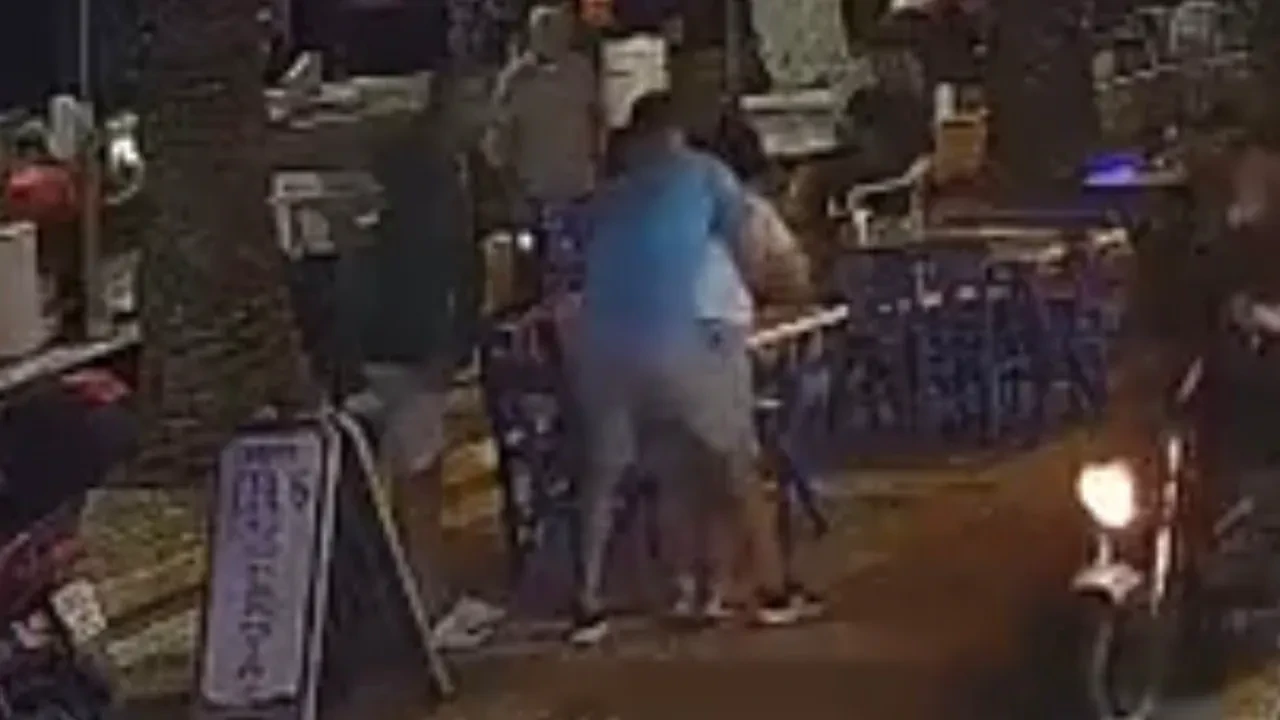 Avşa Adası’nda boğazına yemek kaçan müşterisini Heimlich manevrasıyla kurtardı