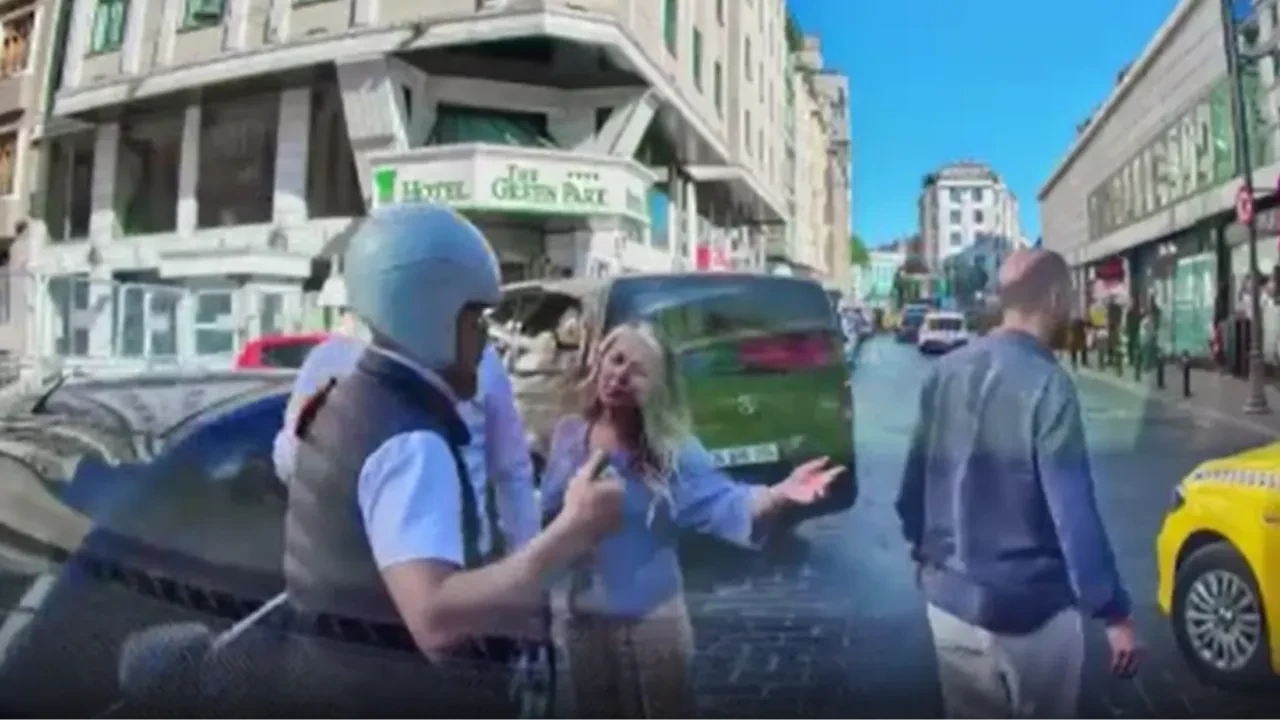 Beyoğlu’nda yol verme kavgası araç kamerasında: 
