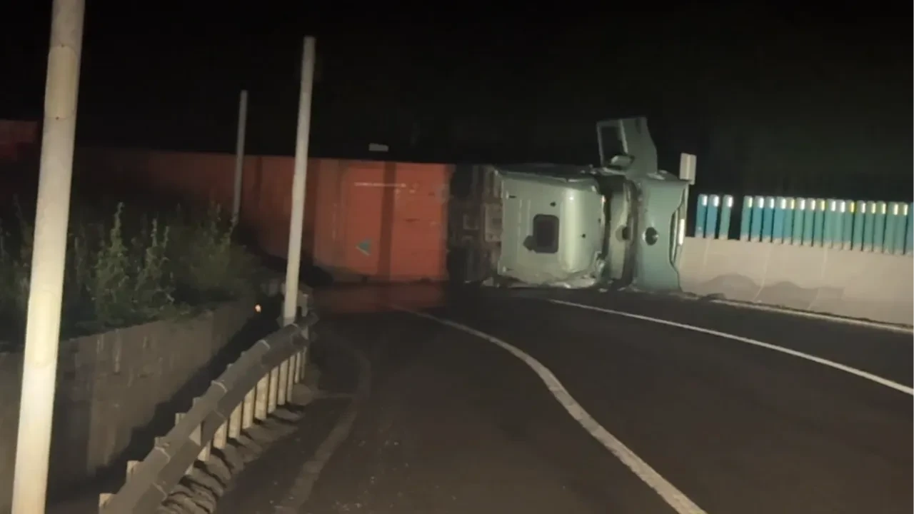 Bolu Dağı'nda askeri mühimmat yüklü tır devrildi! İstanbul istikameti trafiğe kapandı