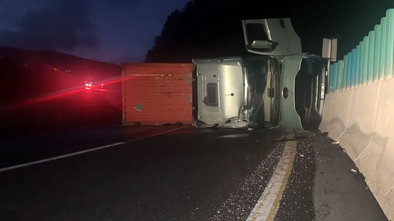 Bolu Dağı'nda askeri mühimmat yüklü tır devrildi! İstanbul istikameti trafiğe kapandı