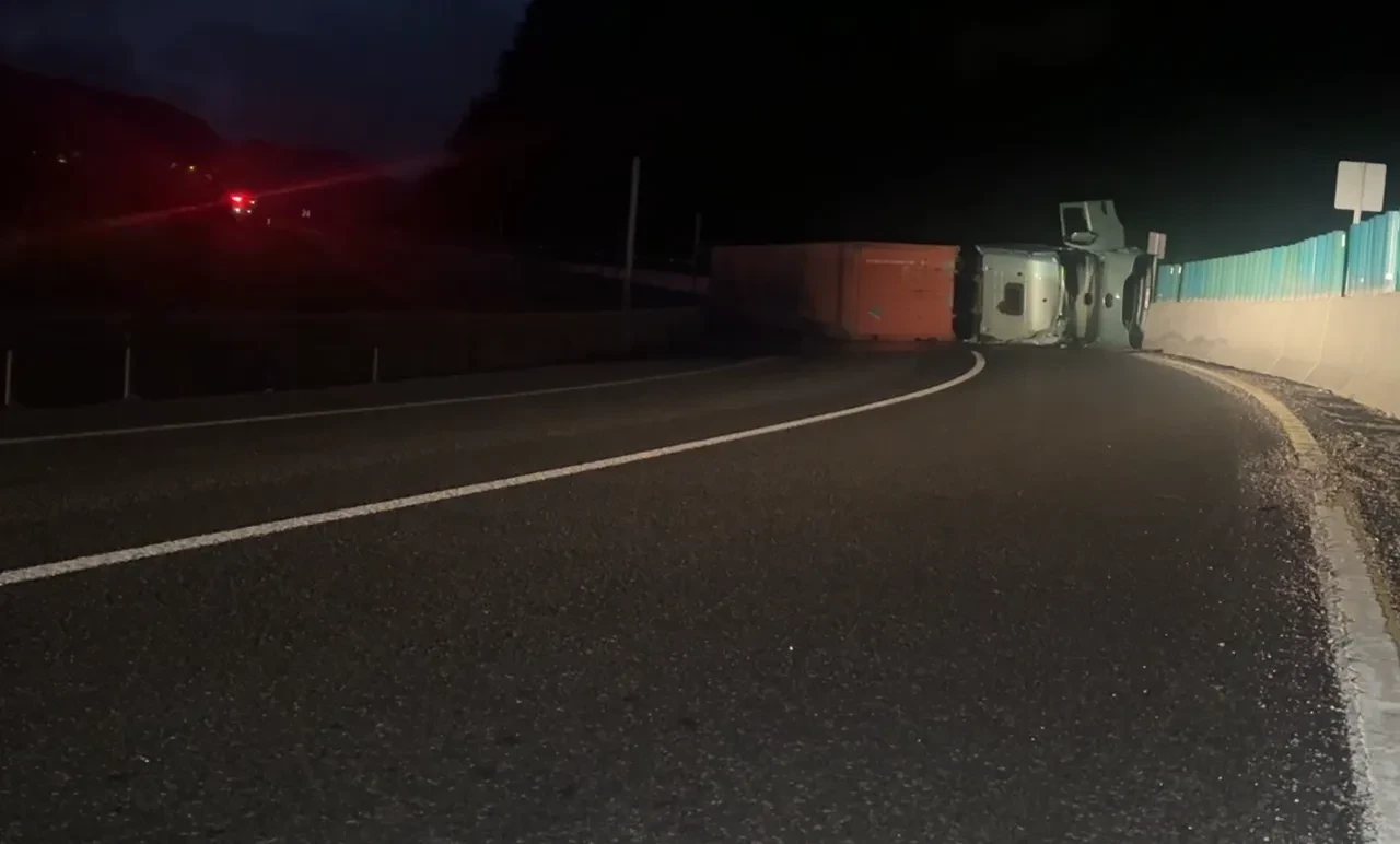 Bolu Dağı'nda askeri mühimmat yüklü tır devrildi! İstanbul istikameti trafiğe kapandı