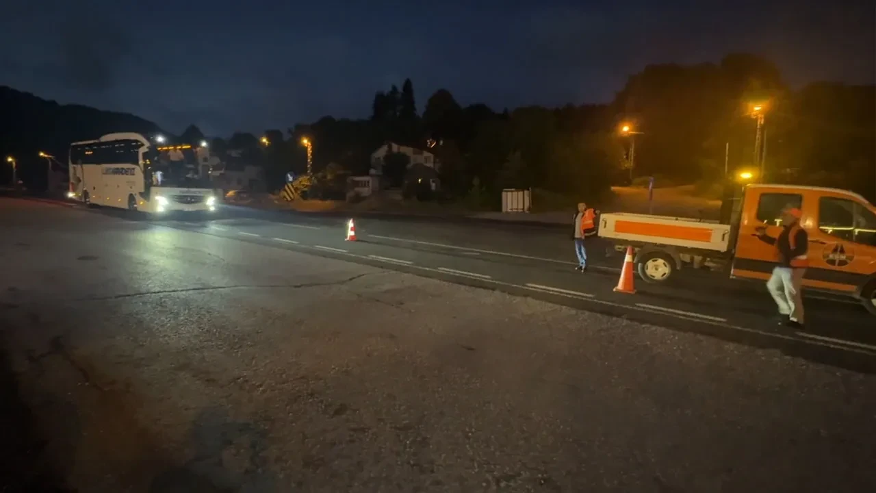 Bolu Dağı'nda askeri mühimmat yüklü tır devrildi! İstanbul istikameti trafiğe kapandı