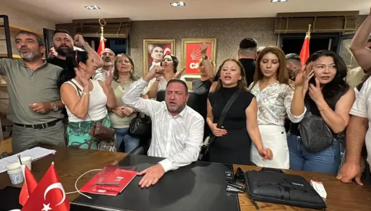 CHP İzmir İl Başkanı Utku Gümrükçü 'yangın hortumlu' devir teslimde yaşanan krizi anlattı: 'Bana sinkaflı küfürler etti'