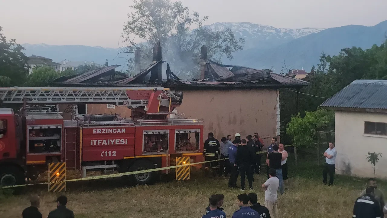 Erzincan'da yangın faciası: Emekli öğretmen hayatını kaybetti