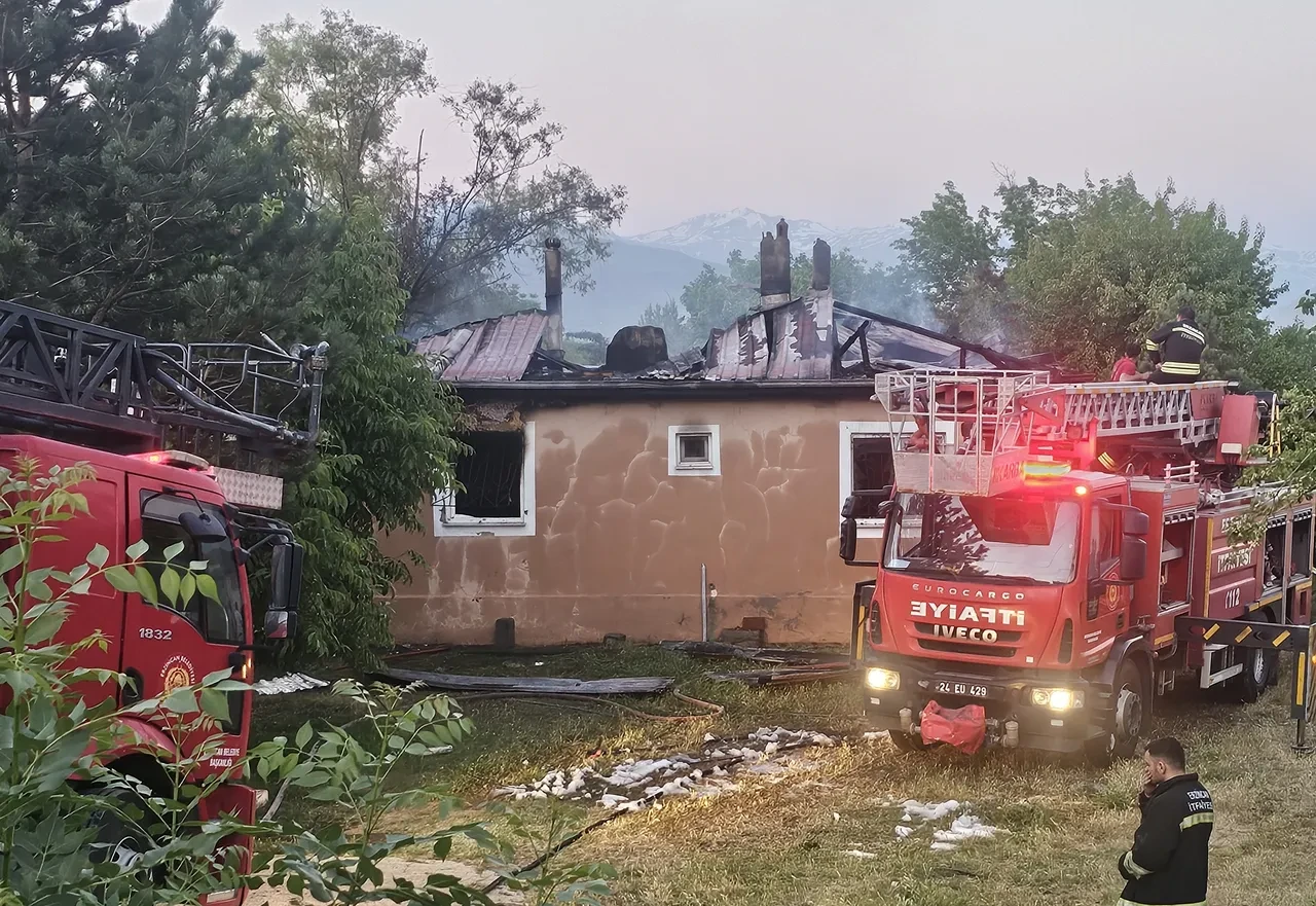 Erzincan'da yangın faciası: Emekli öğretmen hayatını kaybetti