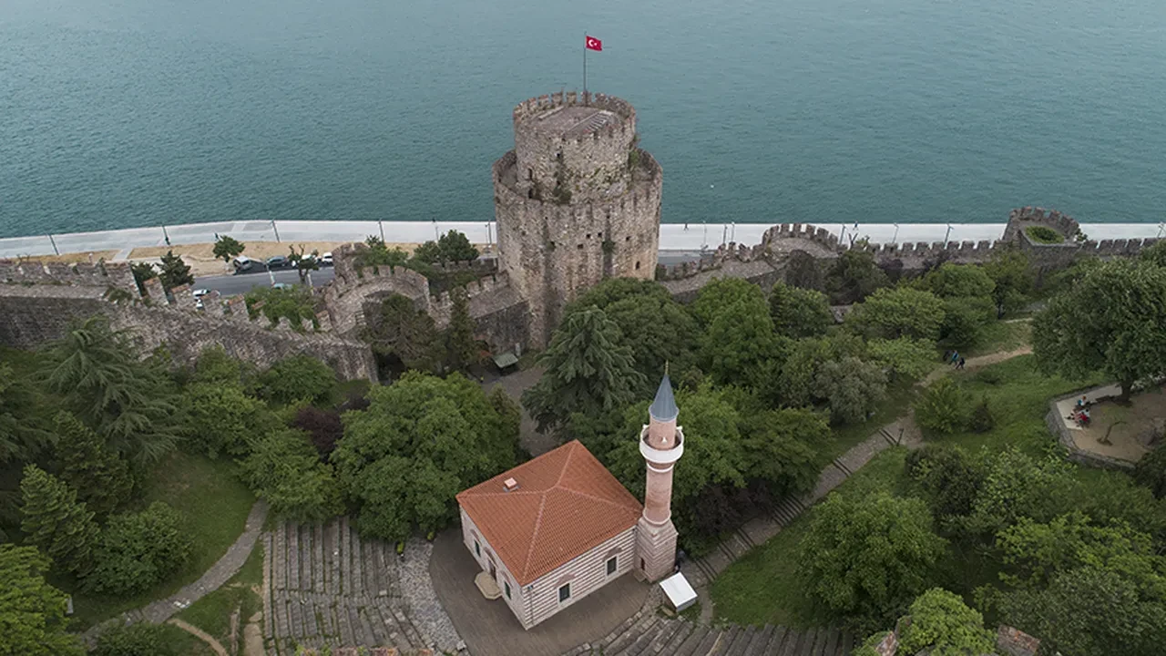 İBB'ye Rumehi Hisarı tepkisi: "Sultan Fatih 3 ayda yaptı, bunlar 6 yılda bitiremedi"