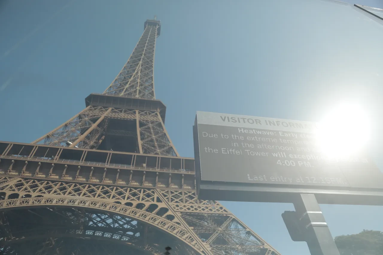 Paris'te kavurucu sıcaklar turizmi vurdu: Louvre ve Eyfel Kulesi'nde erken kapanış