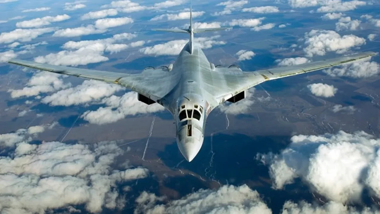 Rusya Tu-160 bombardıman uçağı havalandı! Norveç sınırındaydı: Yabancı uçaklar da eşlik etti