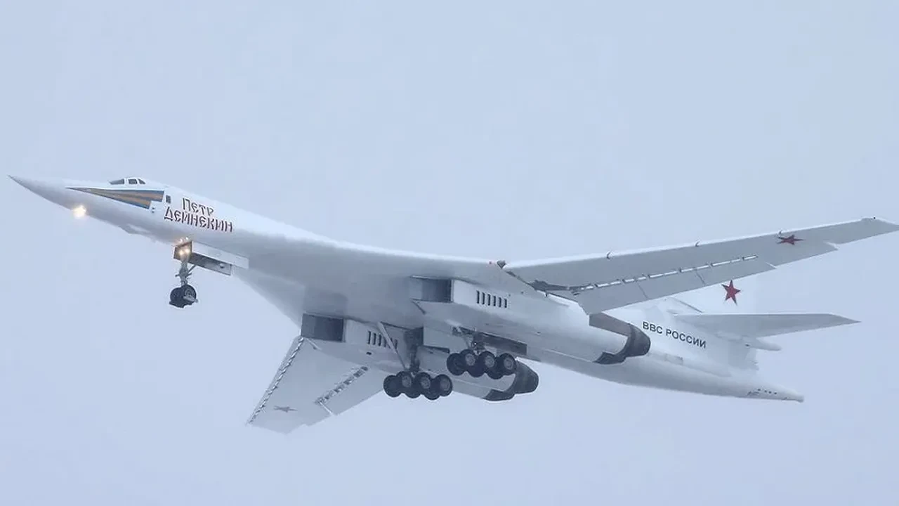 Rus Tu-160 bombardıman uçağı havalandı! Rusya'dan Avrupa'yı tedirgin eden hamle
