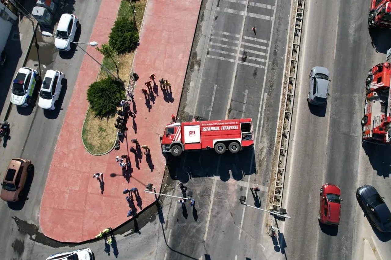 Yangına giden itfaiye aracı devrildi! 2 personel yaralandı