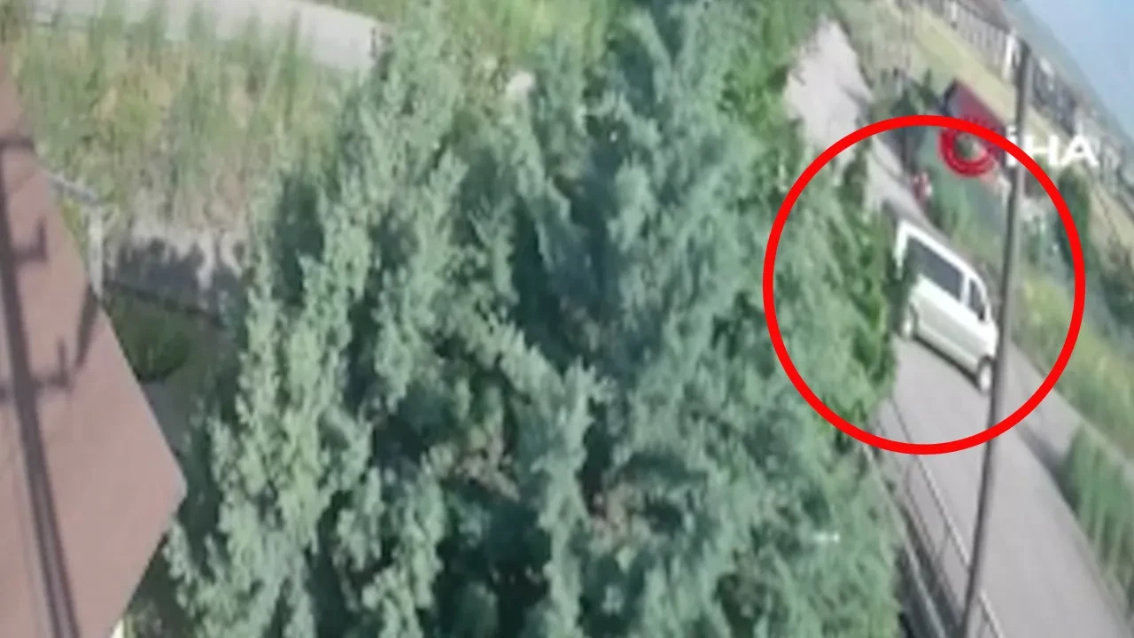 11 yaşındaki çocuğu böyle hayattan kopardı! Scooterla giderken araç çarptı: Korkunç kaza kamerada 
