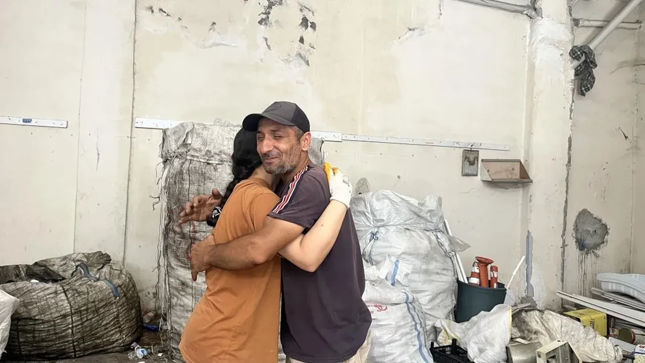 Kağıt toplayıcı babanın gururlu anı! Kızını zorluk içinde okuttu, aldığı haberle dünyanın en mutlu insanı oldu