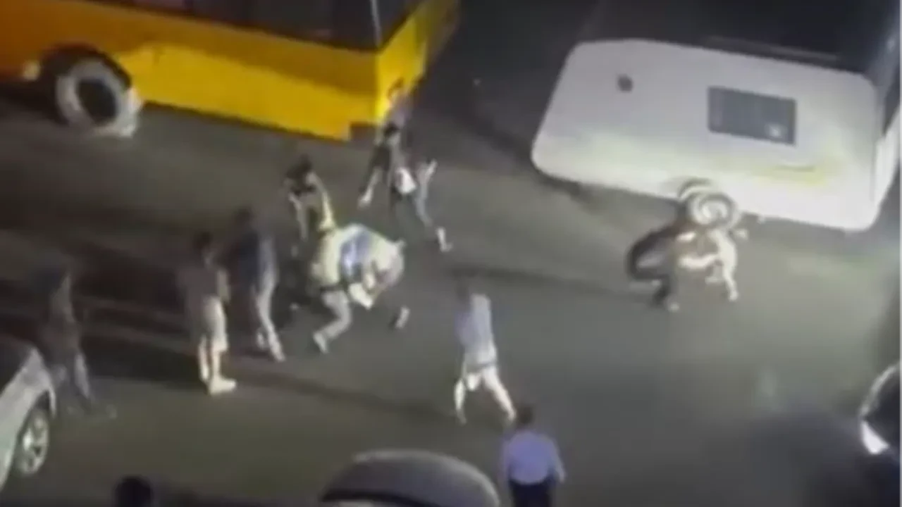 Çocuğunun gözü önünde tekme tokat dövülüp bıçaklandı! Korkunç anlar kamerada