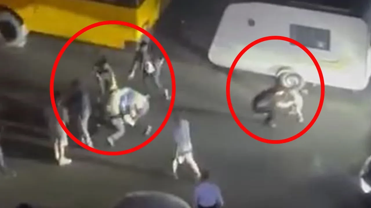 Çocuğunun gözü önünde tekme tokat dövülüp bıçaklandı! Korkunç anlar kamerada