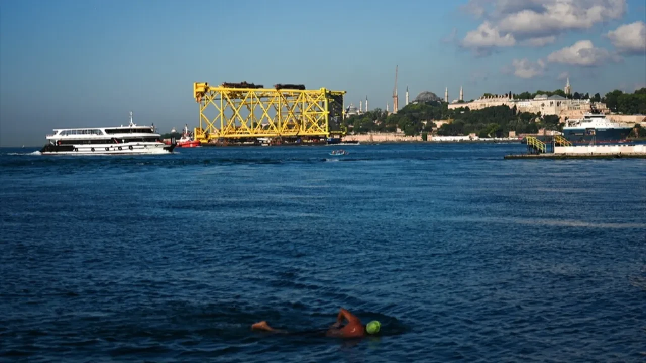 Doğal gaz çalışmalarında kullanılacak tam 350 metre uzunlukta! İstanbul Boğazı'ndan geçti