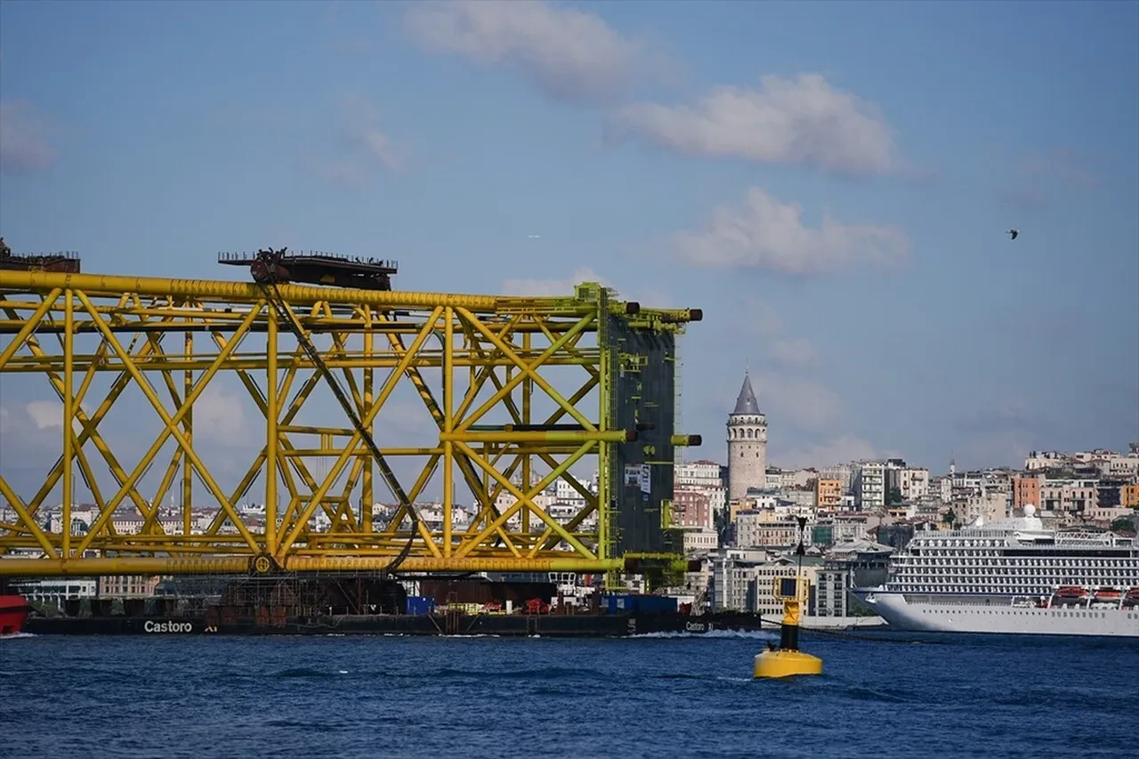 Doğal gaz çalışmalarında kullanılacak tam 350 metre uzunlukta! İstanbul Boğazı'ndan geçti